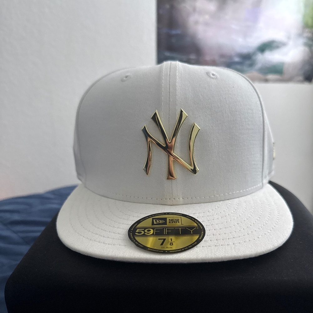 RARE NEW ERA 59FIFTY New York Yankees White x Gold Metal 7 1/8 Fitted Cap MLB